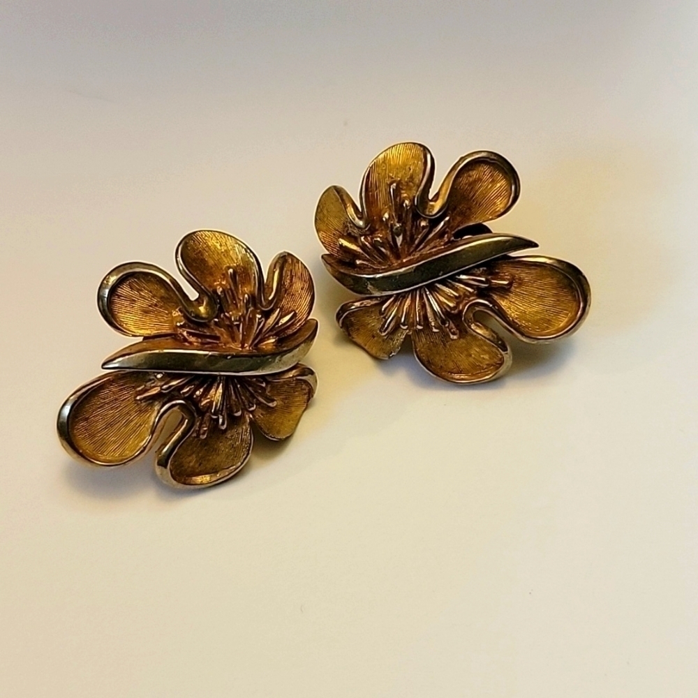 Vintage Trifari Clip on Gold Tone Floral Earrings